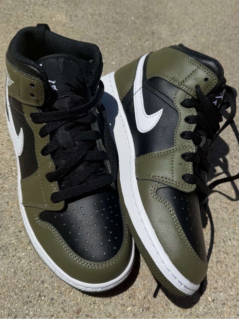 ( never worn ) Nike High-Top Sneakers in Olive Green, Black & White